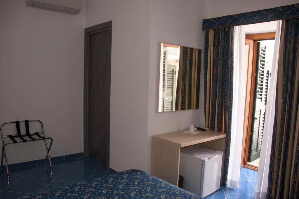 B&B La Terrazza Sul Porto Ponza Exterior photo